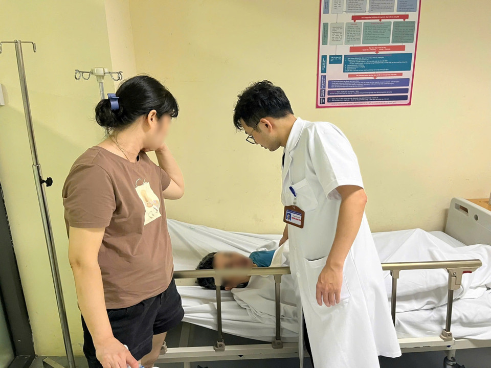 Bác sỹ Bệnh viện E theo dõi sức khỏe cho một bệnh nhân vào cấp cứu. (Ảnh: PV/Vietnam+)