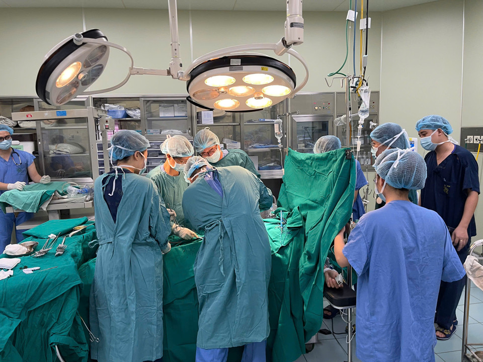 Trong ngày 7/9, các y bác sỹ Bệnh viện Bạch Mai mổ cấp cứu cho 6 trường hợp. (Ảnh: PV/Vietnam+)