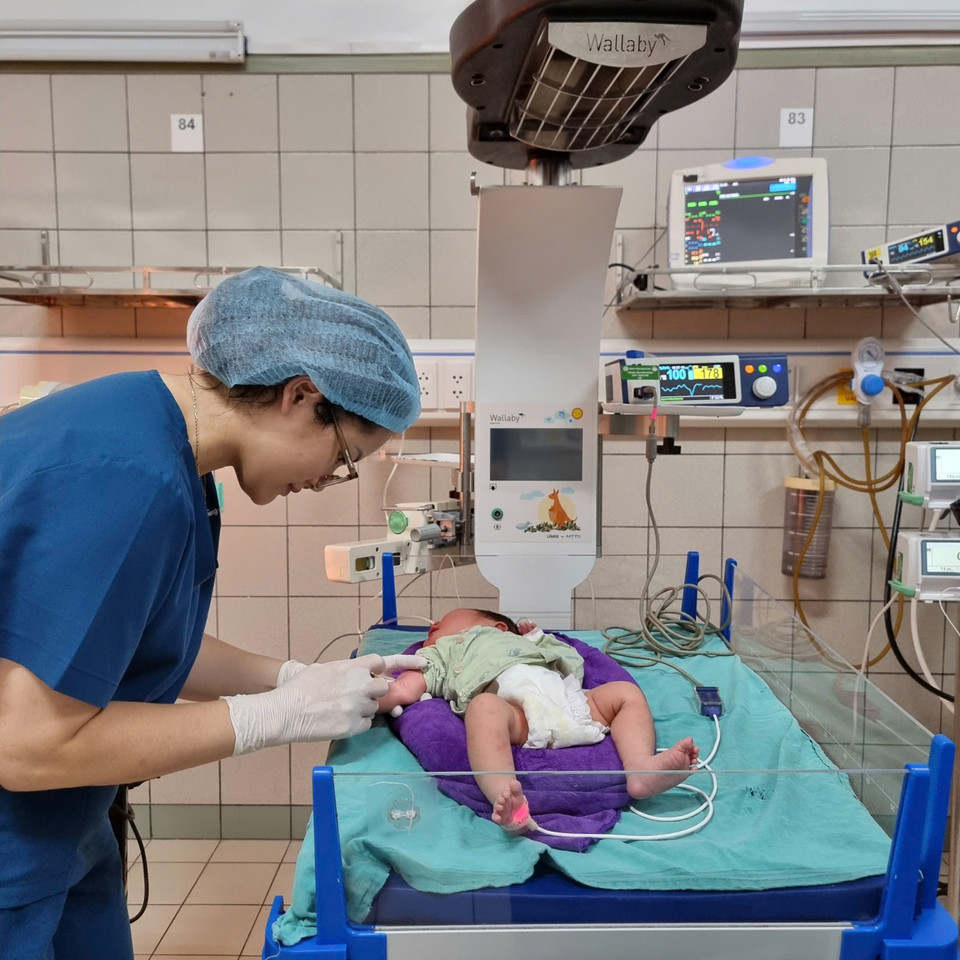 Nhân viên y tế tại Khoa Nhi (Bệnh viện Bạch Mai) theo dõi sức khỏe cho một trẻ. ﻿(Ảnh: PV/Vietnam+)