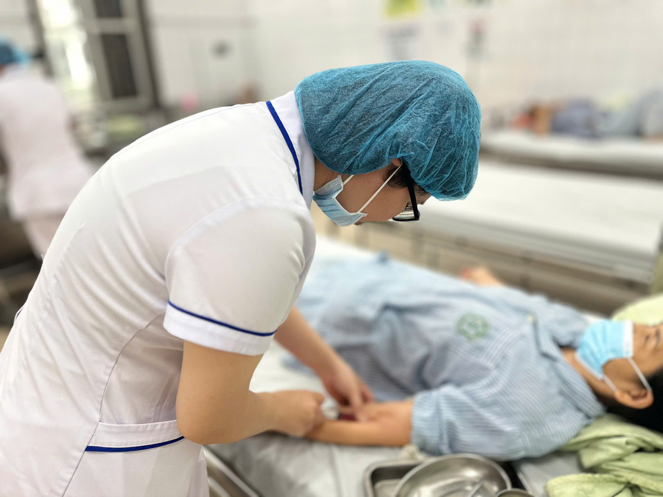 Nhân viên y tế túc trực 24/24 giờ phục vụ công tác khám chữa bệnh. (Ảnh: PV/Vietnam+)