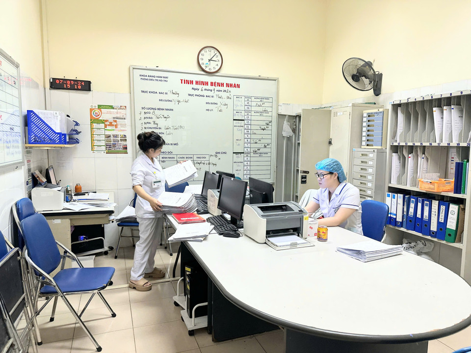 Nhân viên y tế tại các khoa phòng của Bệnh viện Bạch Mai đảm bảo công tác trực, phục vụ bệnh nhân kịp thời. (Ảnh: PV/Vietnam+)