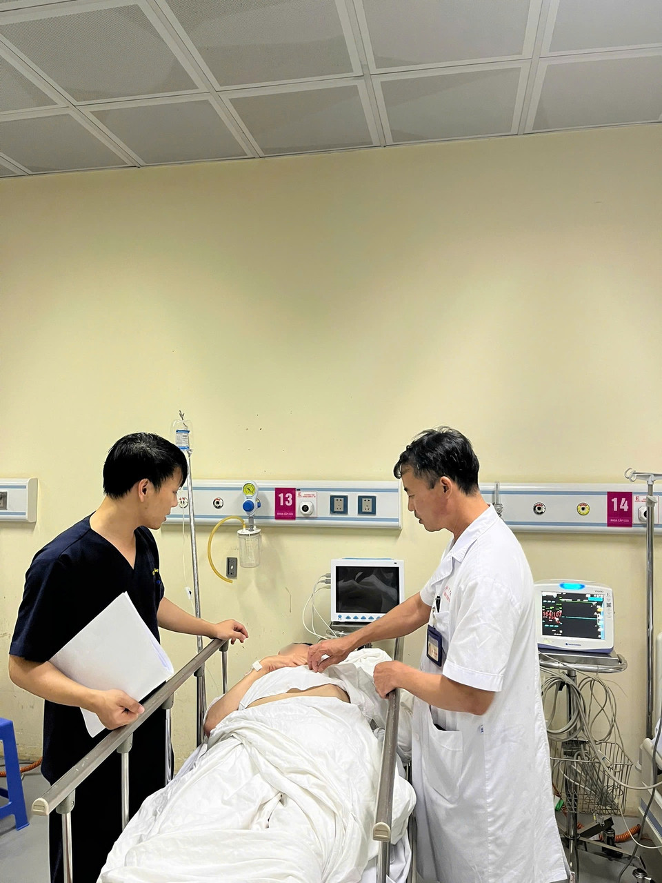 Bệnh viện E tiếp nhận nhiều trường hợp người dân bị thương do tai nạn liên quan đến cơn bão số 3. (Ảnh: PV/Vietnam+)