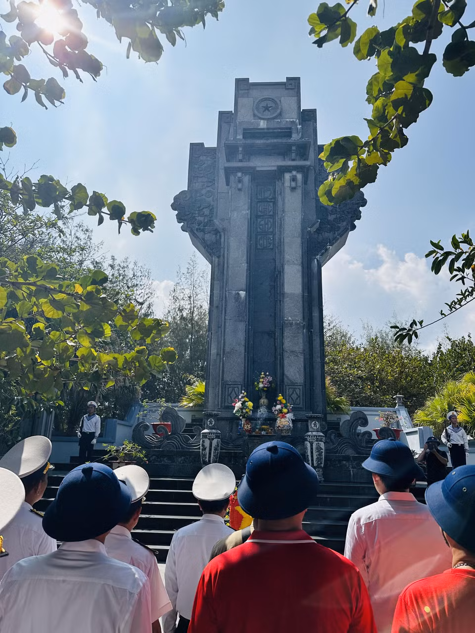 Một phút mặc niệm tưởng nhớ tới công lao của những Anh hùng liệt sỹ đã hy sinh trên khu vực quần đảo Trường Sa. (Ảnh: Thùy Giang/Vietnam+)