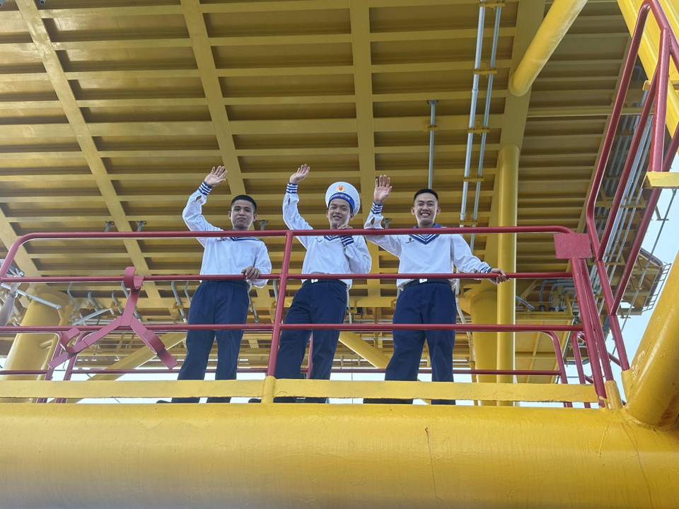 Các chiến sỹ của Nhà giàn DK1 Phúc Tần chào tạm biệt đoàn công tác. (Ảnh: Thùy Giang/Vietnam+)