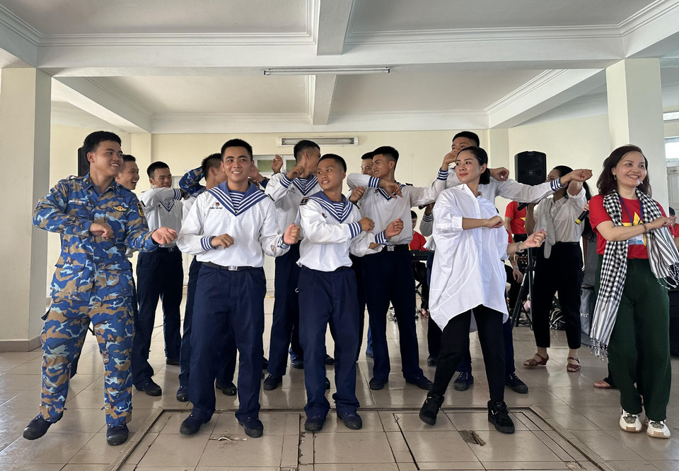 Những người lính trẻ trung hoà mình vào lời ca tiếng hát. (Ảnh: Thùy Giang/Vietnam+)