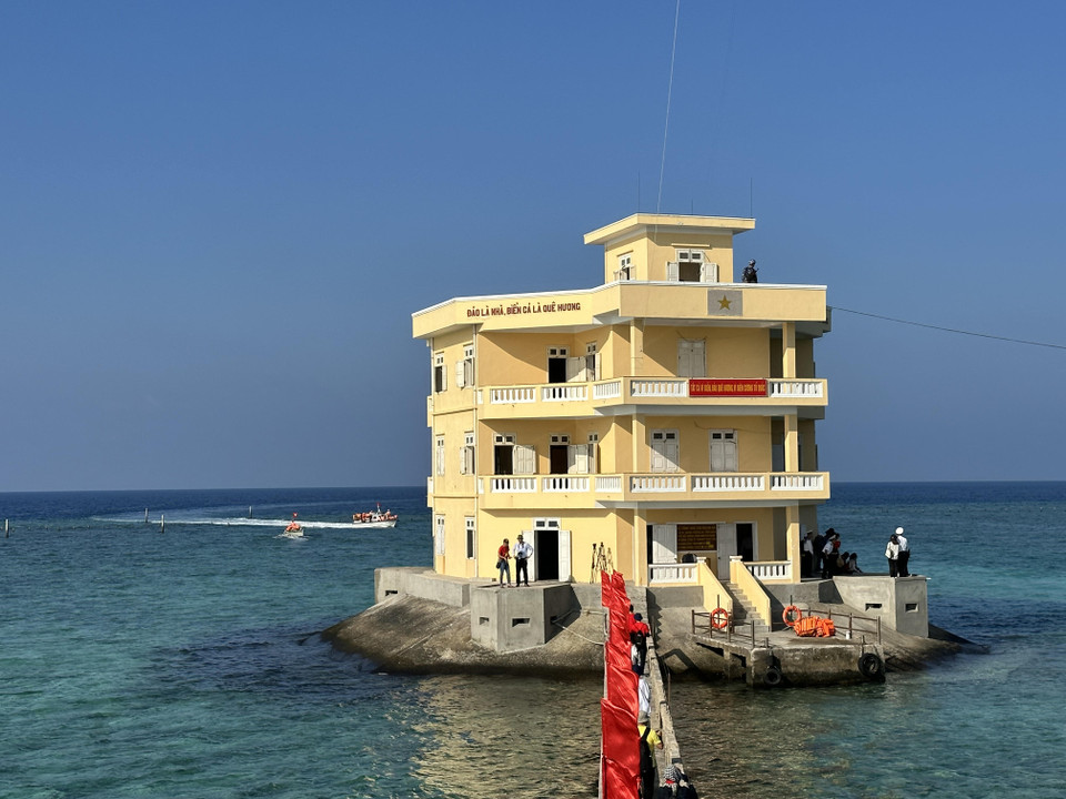 Khẩu hiệu “đảo là nhà, biển cả là quê hương” được treo trang trọng trên các điểm đảo. (Ảnh: Thùy Giang/Vietnam+)