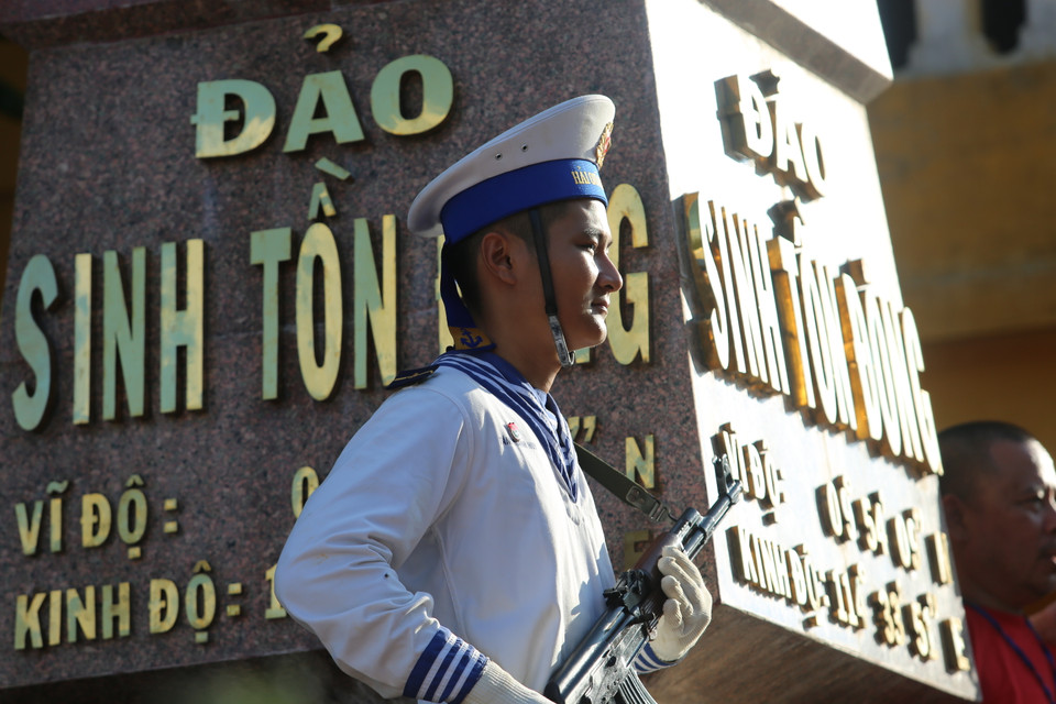 Người lính hải quân đang ngày đêm canh gác, giữ vững vùng trời, vùng biển, đảo thiêng liêng của Tổ quốc. (Ảnh: Hồng Sơn/Vietnam+)