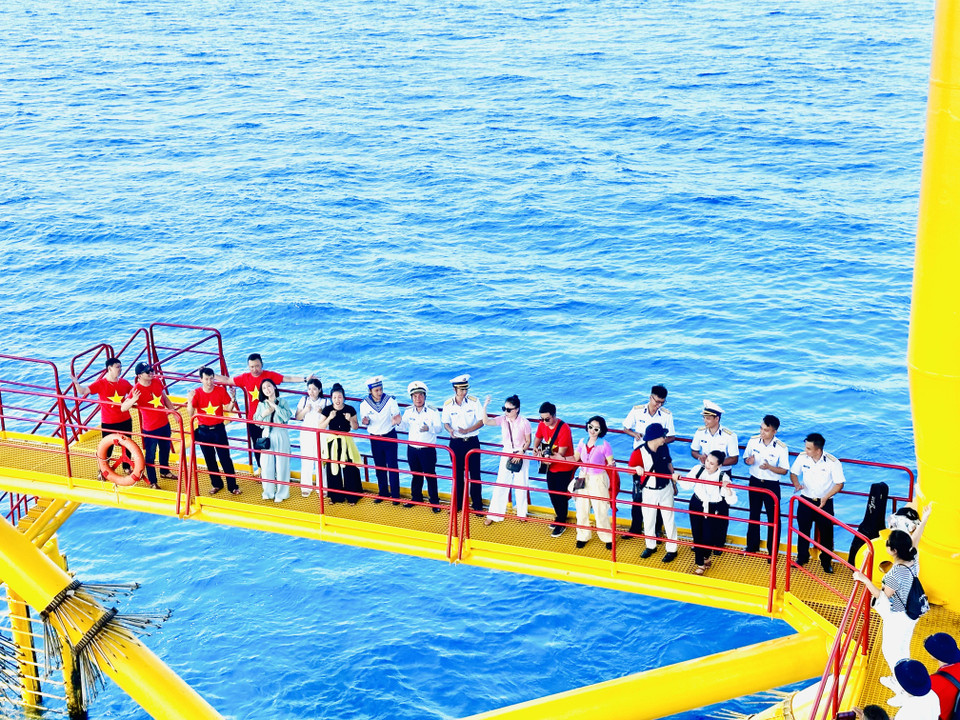 Đoàn công tác số 4/2023 giao lưu văn nghệ với các chiến sỹ trên Nhà giàn DK1 Phúc Tần. (Ảnh: Thùy Giang/Vietnam+)