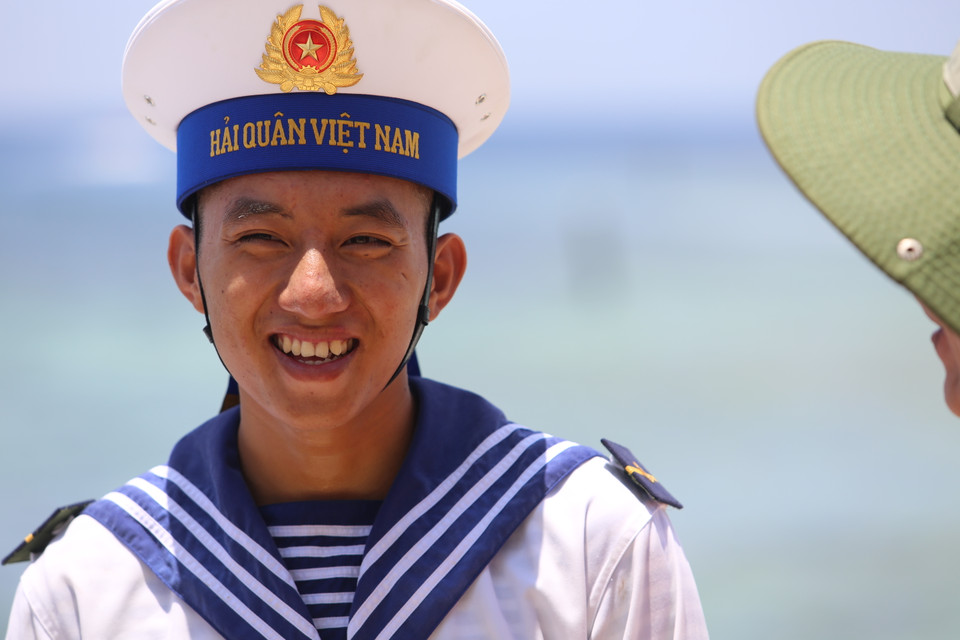 Chiến sỹ Thiều Tín Dương - Đảo Len Đao với nụ cười rạng ngời chia sẻ về những nhiệm vụ với đoàn công tác. (Ảnh: Hồng Sơn/Vietnam+)