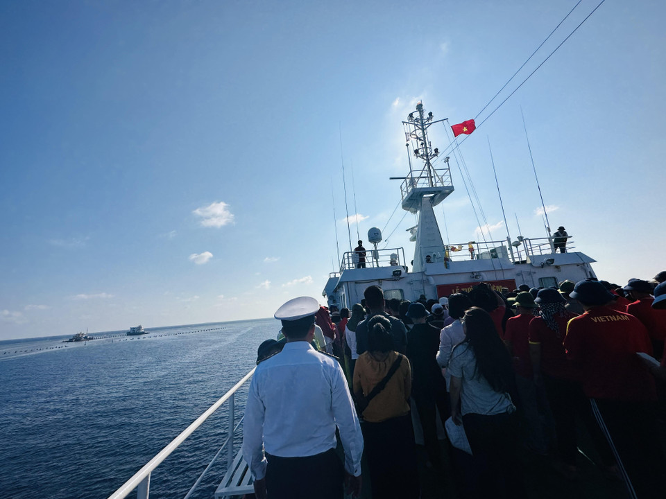 Giờ đây, mỗi tàu ra Trường Sa đều thực hiện nghi thức Lễ tưởng niệm các anh hùng liệt sỹ đã hy sinh trên quần đảo Trường Sa. (Ảnh: Thùy Giang/Vietnam+)