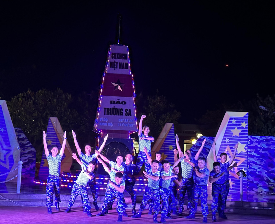 Các chiến sỹ hải quân biểu diễn các tiết mục văn nghệ trong buổi giao lưu với Đoàn công tác số 4 tại Đảo Trường Sa lớn. (Ảnh: Thùy Giang/Vietnam+)