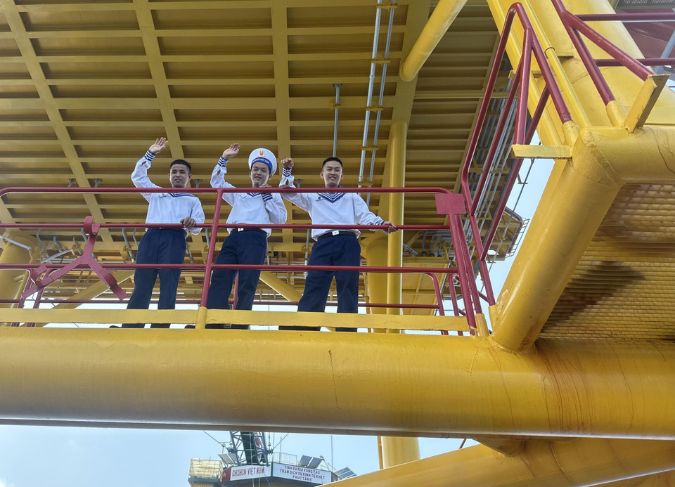 Nụ cười và những cái vẫy tay đầy lưu luyến khi chia tay của những người lính trên Nhà giàn DK1 (Phúc Tần) với Đoàn công tác số 4. (Ảnh: Thùy Giang/Vietnam+)