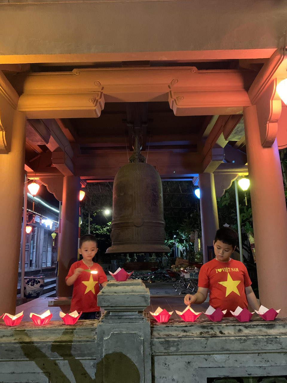 Những em nhỏ trên đảo Trường Sa thắp đèn hoa đăng cho buổi lễ cầu siêu. (Ảnh: Hồng Thái/Vietnam+)