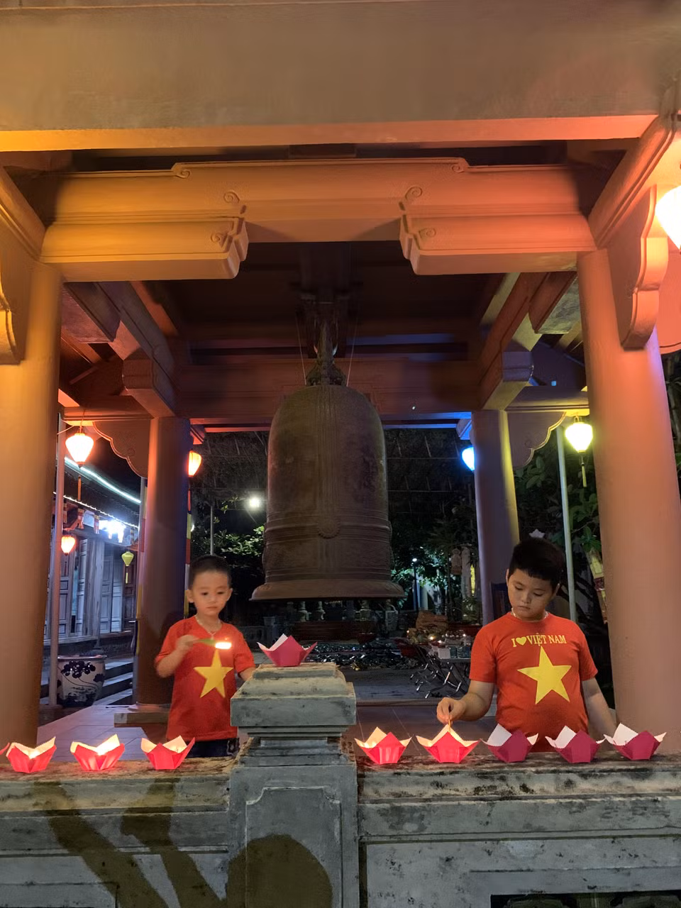 Những em nhỏ trên đảo Trường Sa thắp đèn hoa đăng cho buổi lễ cầu siêu. (Ảnh: Hồng Thái/Vietnam+)