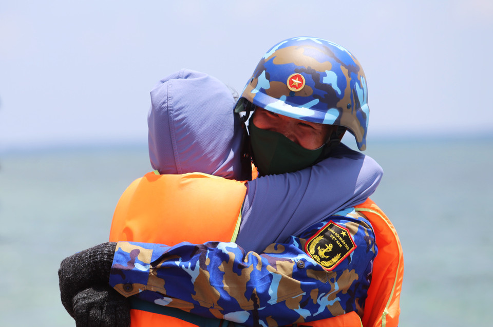 Chiến sỹ hải quân vui mừng khi gặp lại người quen. (Ảnh: Hồng Sơn/Vietnam+)