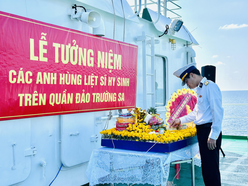 Tinh thần và khí phách của 64 chiến sỹ anh dũng hy sinh trên đảo Gạc Ma được lớp lớp người trẻ ghi nhớ. (Ảnh: Thùy Giang/Vietnam+)