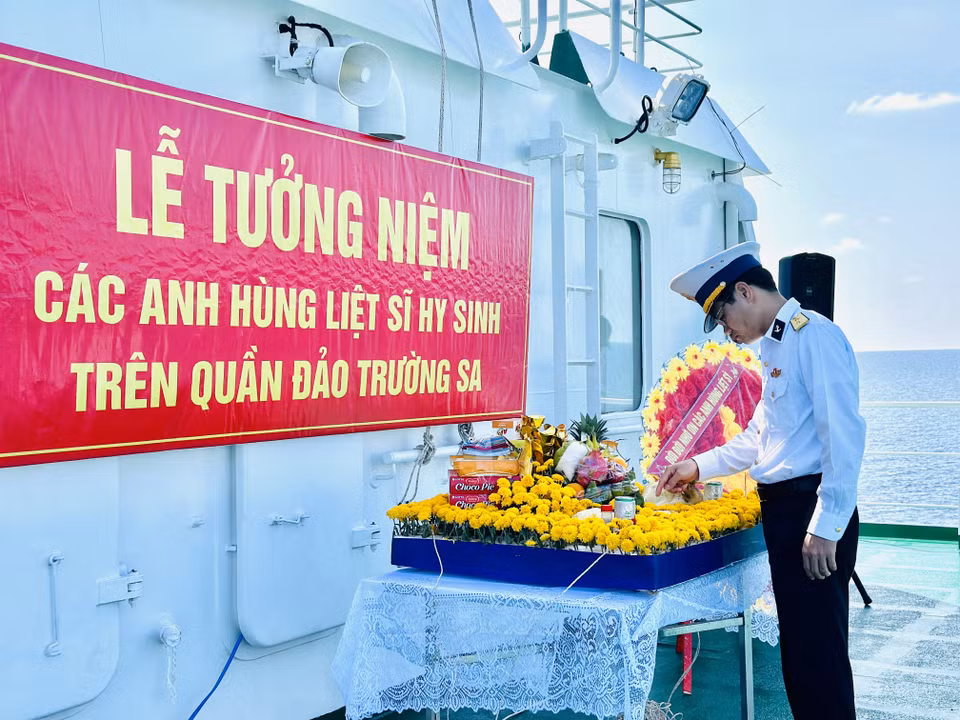 Tinh thần và khí phách của 64 chiến sỹ anh dũng hy sinh trên đảo Gạc Ma được lớp lớp người trẻ ghi nhớ. (Ảnh: Thùy Giang/Vietnam+)