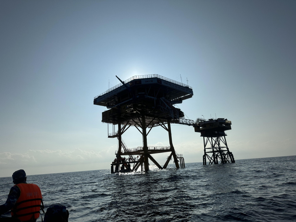 Nhà giàn DK1 Phúc Tần duy trì nghiêm các chế độ trực, thông tin liên lạc luôn đảm bảo thông suốt, không để sót lọt mục tiêu, không để bị động bất ngờ. (Ảnh: Thùy Giang/Vietnam+)