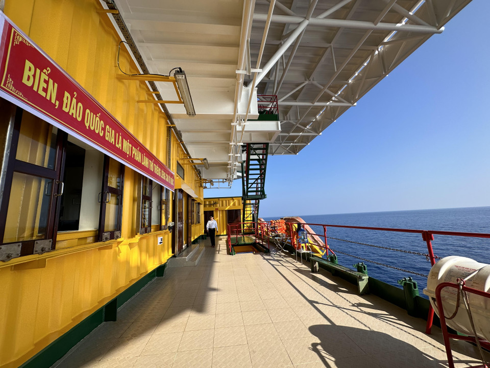 Qua nhiều lần gia cố và sửa chữa, hiện tại Nhà giàn chịu được mọi sóng gió trên biển. (Ảnh: Thùy Giang/Vietnam+)