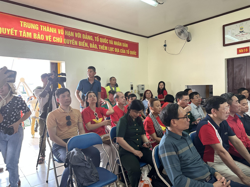 Các thành viên, đa phần là kiều bào trong Đoàn công tác số 4/2023 tới thăm và làm việc tại Nhà giàn DK1 Phúc Tần. (Ảnh: Thùy Giang/Vietnam+)
