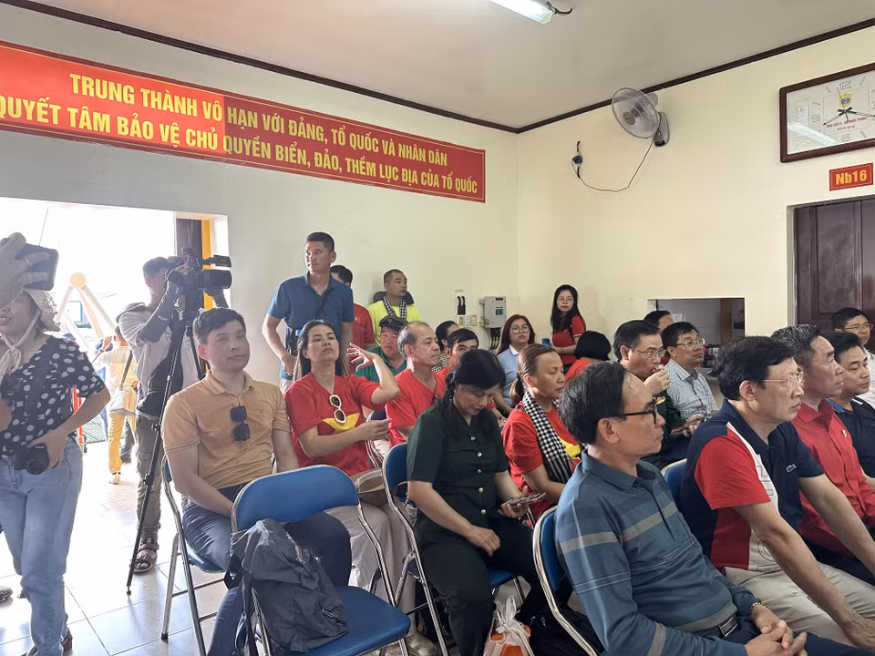 Các thành viên, đa phần là kiều bào trong Đoàn công tác số 4/2023 tới thăm và làm việc tại Nhà giàn DK1 Phúc Tần. (Ảnh: Thùy Giang/Vietnam+)