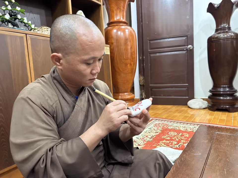 Rất nhiều người ra thăm đảo, đến chùa Trường Sa lớn đều xin chữ mang về làm kỷ niệm. (Ảnh: Thùy Giang/Vietnam+)