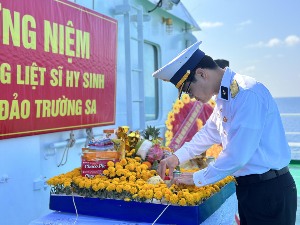 Giờ đây, mỗi tàu ra Trường Sa đều thực hiện nghi thức thả hoa để tưởng niệm những liệt sĩ đã ngã xuống trong trận chiến Gạc Ma ngày 14/3/1988. (Ảnh: Thùy Giang/Vietnam+)