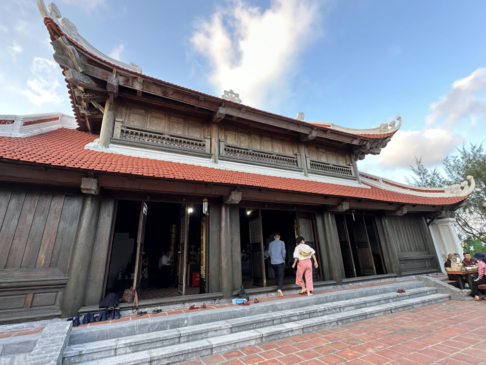 Chùa Sinh Tồn Đông cũng là cột mốc tâm linh khẳng định chủ quyền biển đảo thiêng liêng, bất khả xâm phạm của Việt Nam. Chùa được xây dựng trên diện tích 500 m2, gồm cổng tam quan, chánh điện và một nhà tăng. (Ảnh: Thùy Giang/Vietnam+)