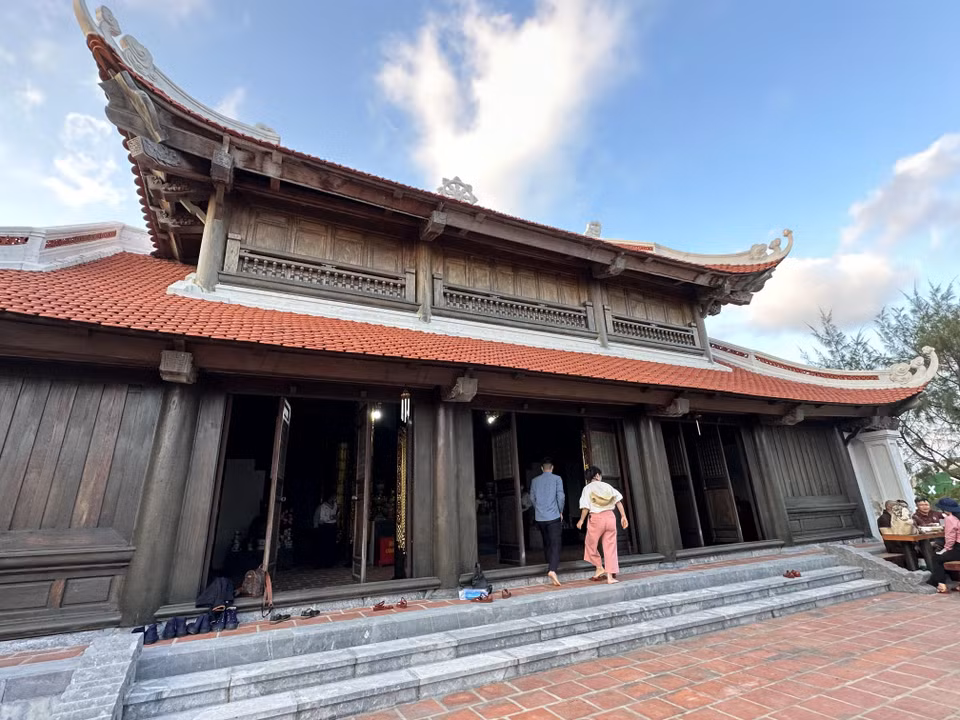 Chùa Sinh Tồn Đông cũng là cột mốc tâm linh khẳng định chủ quyền biển đảo thiêng liêng, bất khả xâm phạm của Việt Nam. Chùa được xây dựng trên diện tích 500 m2, gồm cổng tam quan, chánh điện và một nhà tăng. (Ảnh: Thùy Giang/Vietnam+)