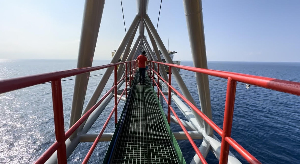 Lối đi từ nhà giàn mới sang nhà giàn cũ. (Ảnh: Thùy Giang/Vietnam+)