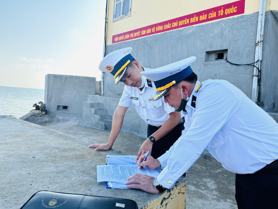 Cả nước luôn sát cánh cùng các anh, những người chiến sĩ đang ngày đêm canh giữ nơi tuyến đầu của Tổ quốc. (Ảnh: Thùy Giang/Vietnam+)