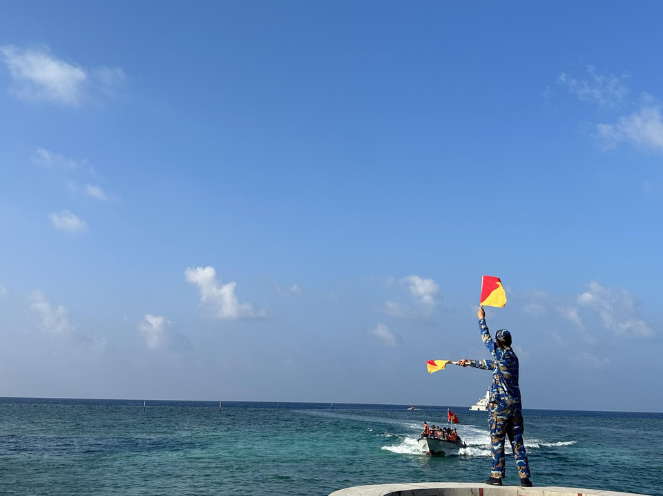 Ở quần đảo Trường Sa - nơi tiền tiêu Tổ quốc - những người lính hải quân tuổi mười tám, đôi mươi ngày đêm là nhiệm vụ canh từng tấc đảo, sải biển. (Ảnh: Thùy Giang/Vietnam+)