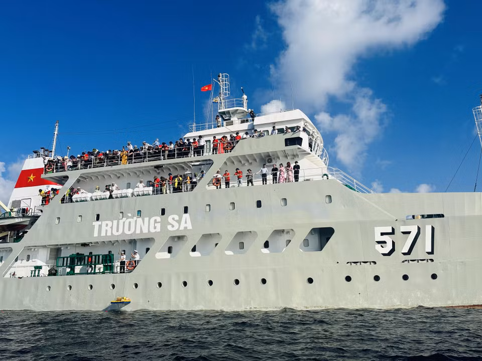 Hơn 35 năm qua, nhắc lại lịch sử không chỉ có tưởng niệm, có tri ân. Sự hy sinh của các anh, máu xương của các anh vì biển đảo thiêng liêng, vì sức mạnh của cả dân tộc, là căn cốt đảm bảo cho chủ quyền Tổ quốc mãi mãi là bất khả xâm phạm. (Ảnh: Thùy Giang/Vietnam+)