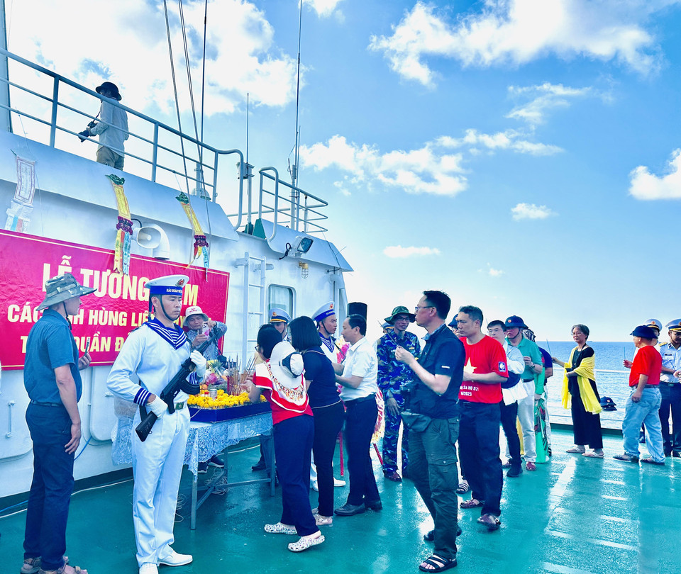 Nghĩa cử tri ân là lời khẳng định không ai quên khúc bi tráng Gạc Ma, không ai quên những người lính đã kiên cường bảo vệ một phần lãnh thổ thiêng liêng của Tổ quốc trên Biển Đông. (Ảnh: Thùy Giang/Vietnam+)
