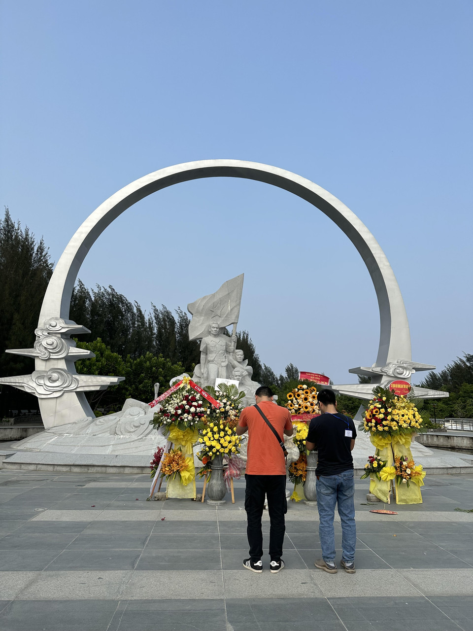 Khu tưởng niệm rất đẹp và thiêng liêng, có diện tích rộng được rất nhiều các đoàn công tác và người dân đến thắp hương tưởng nhớ các liệt sỹ đã hy sinh. (Ảnh: Thùy Giang/Vietnam+)