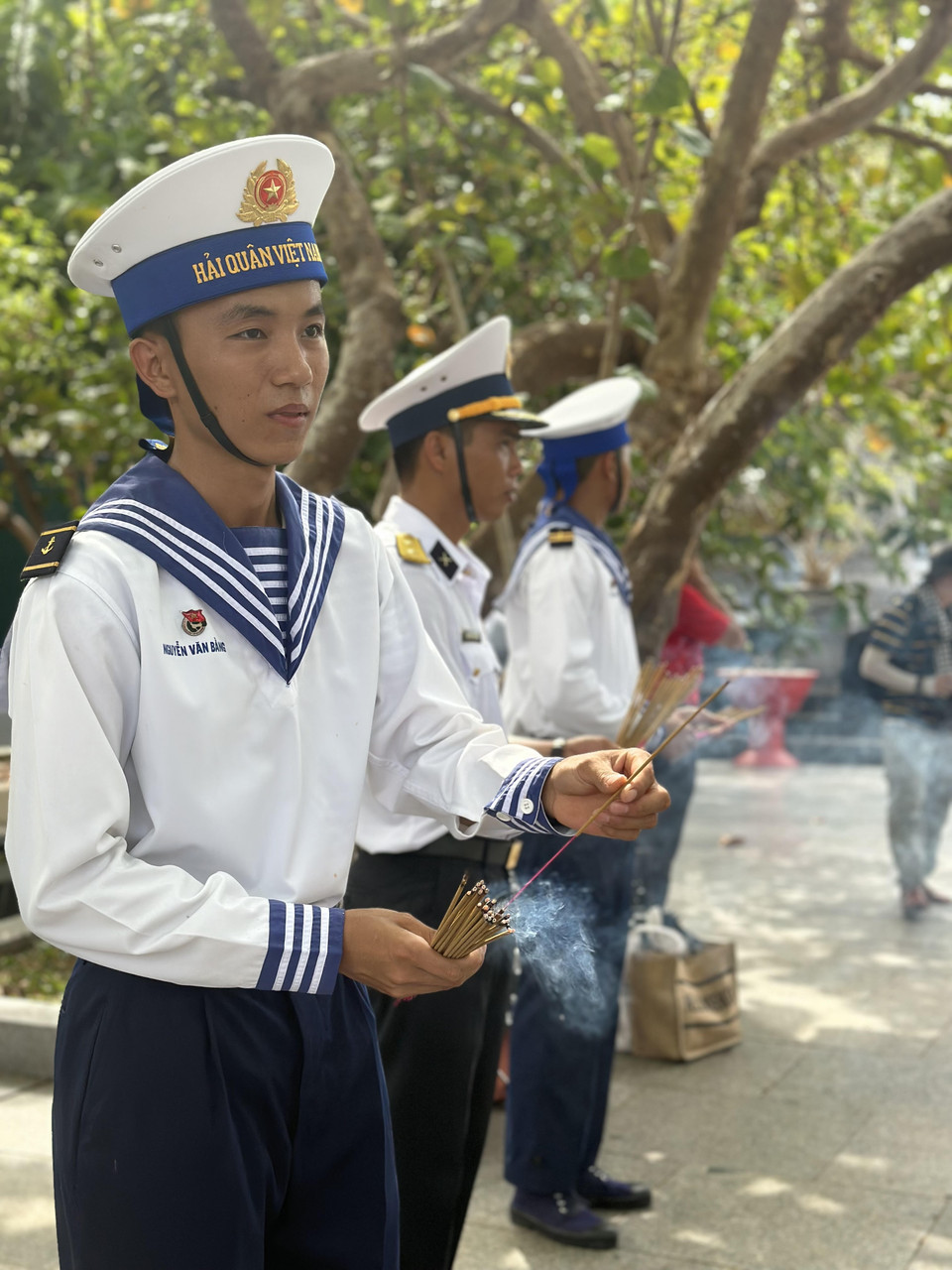 Chuẩn bị hương cho các đoàn dâng hương tưởng niệm các anh hùng liệt sỹ tại đảo Trường Sa. (Ảnh: Thùy Giang/Vietnam+)