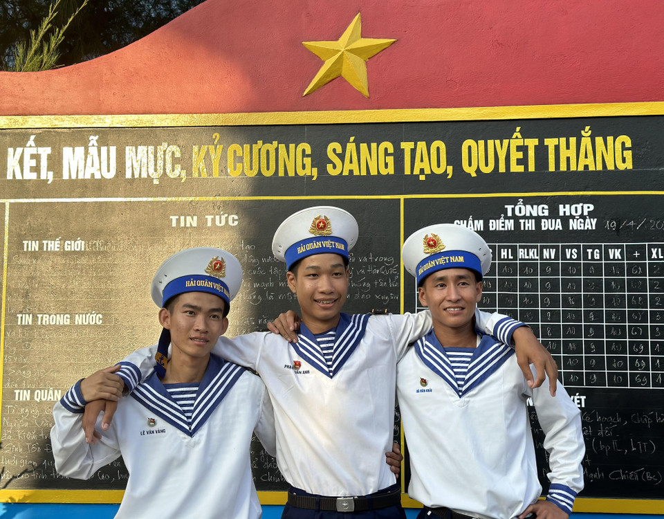 Họ là những người lính hải quân trẻ chọn “biển làm quê hương.” (Ảnh: Thùy Giang/Vietnam+)