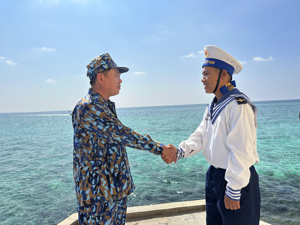 Có đi, có tận mắt chứng kiến những khó khăn mới thấu hiểu được lòng dũng cảm, sự hy sinh cũng như tình yêu quê hương, đất nước của những chiến sỹ Trường Sa. (Ảnh: Thùy Giang/Vietnam+)