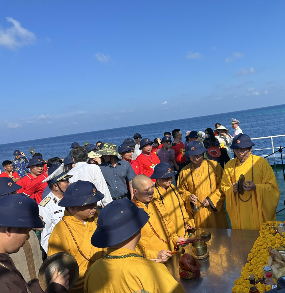 Nghi thức tưởng niệm có cả bi thương xen lẫn tự hào. (Ảnh: Thùy Giang/Vietnam+)