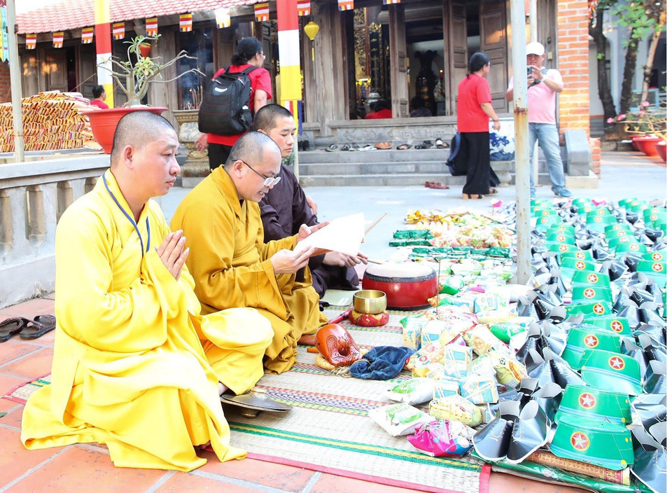 Lễ cầu siêu được Đoàn công tác số 4 tổ chức gồm các hòa thượng, tăng ni và người dân. (Ảnh: Văn Hưởng/Vietnam+)