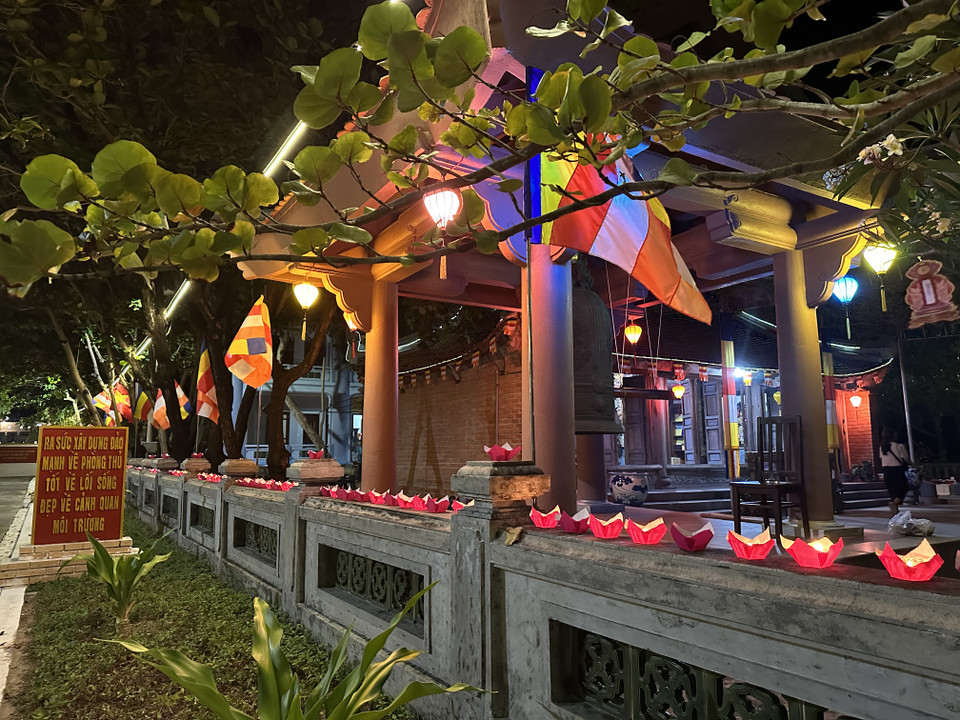 Đèn hoa đăng được thắp xung quanh chùa Trường Sa. (Ảnh: Hồng Thái/Vietnam+)