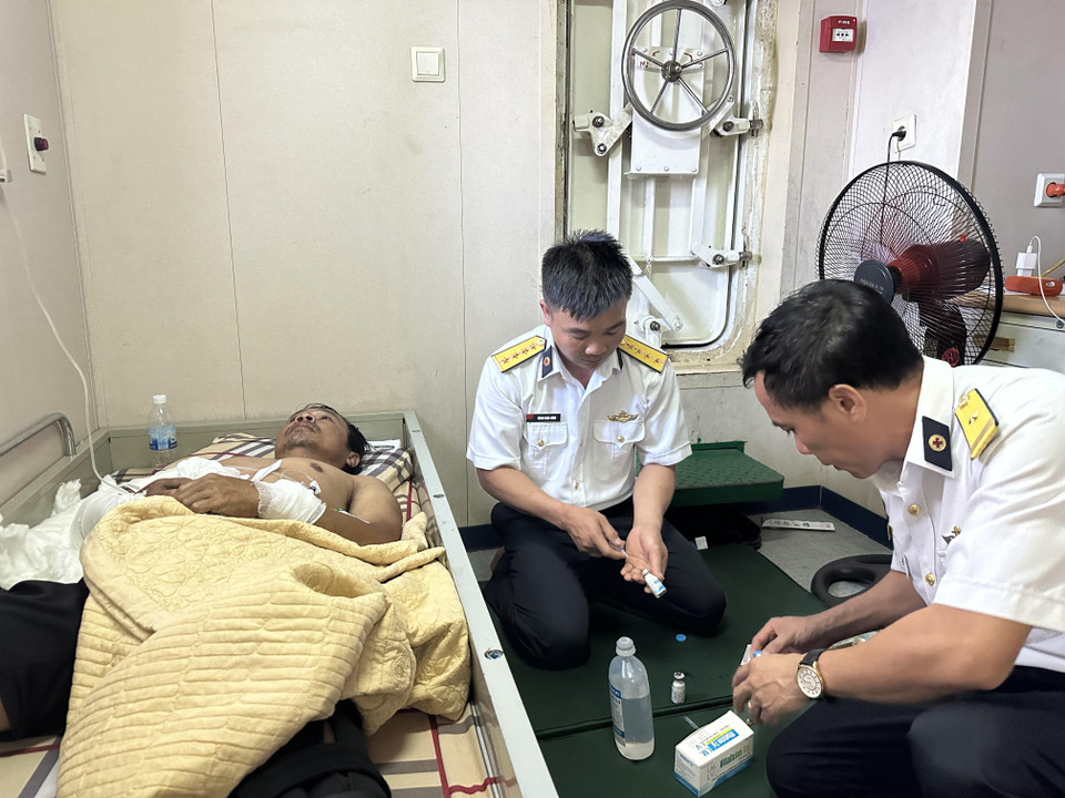 Lực lượng quân y chăm sóc bệnh nhân trên Tàu 571. (Ảnh: Thùy Giang/Vietnam+)