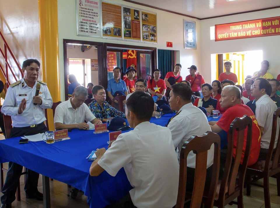 Chuẩn Đô đốc Phạm Văn Hùng - Phó Tham mưu trưởng Quân chủng Hải quân, Trưởng đoàn công tác số 4/2023 làm việc với cán bộ chiến sĩ Nhà giàn DK1 Phúc Tần. (Ảnh: Thùy Giang/Vietnam+)