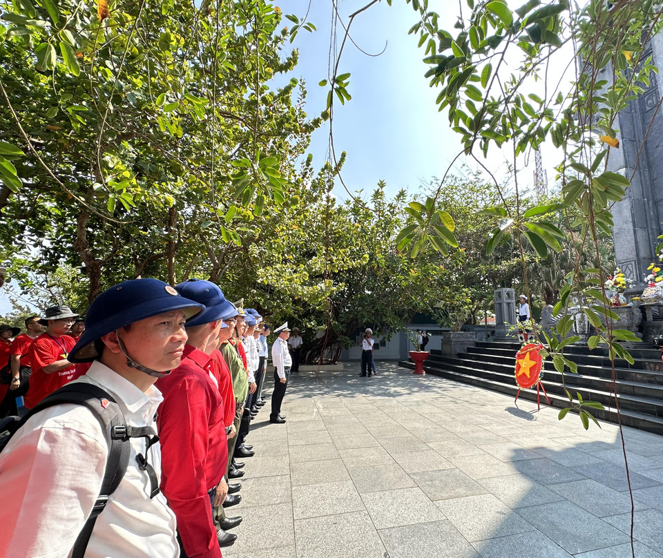 Các thành viên trong Đoàn công tác số 4/2023 viếng tại Đài tưởng niệm các Anh hùng liệt sỹ trên đảo Trường Sa lớn. (Ảnh: Thùy Giang/Vietnam+)