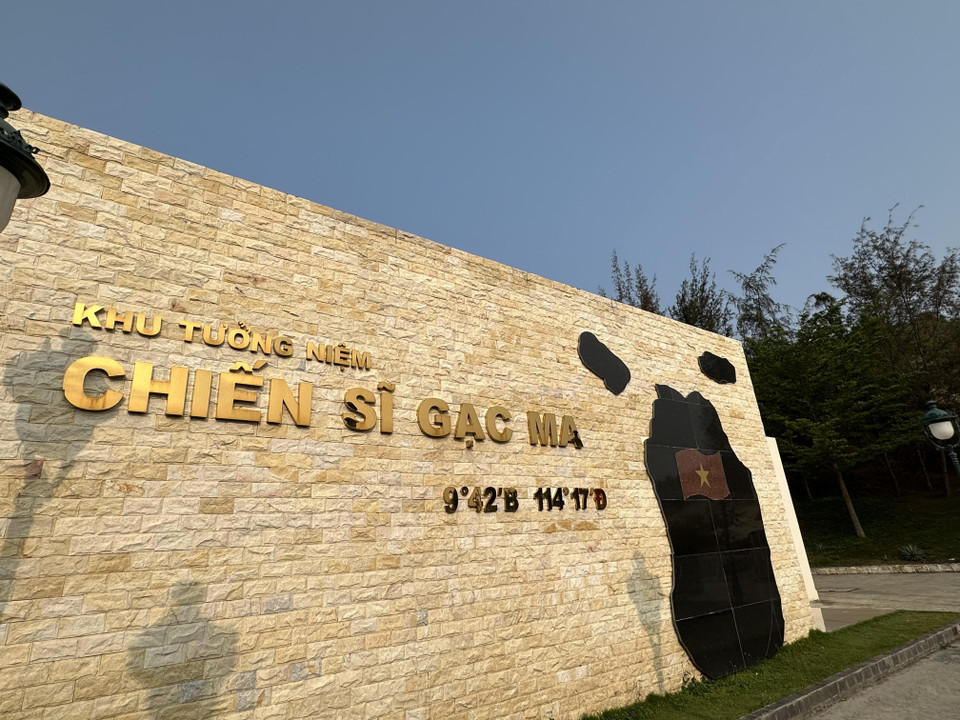 Khu tưởng niệm chiến sỹ Gạc Ma nằm gần giữa cung đường ven biển từ Sân bay quốc tế Cam Ranh về Nha Trang. (Ảnh: Thùy Giang/Vietnam+)