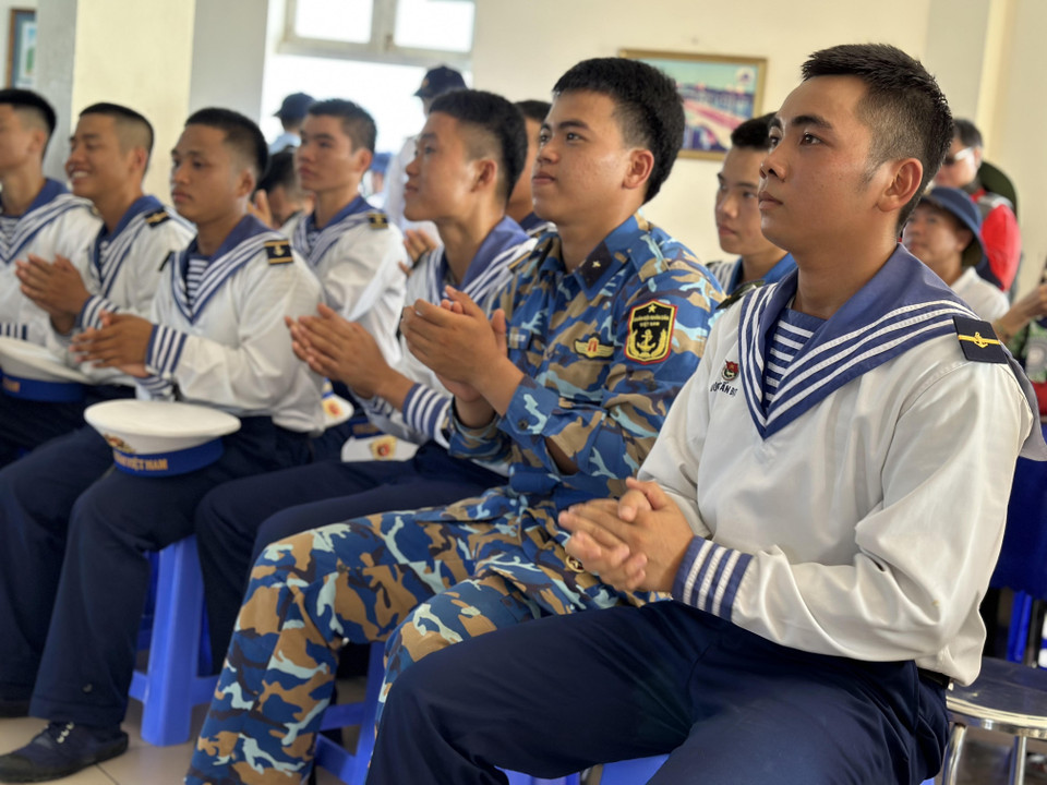 Lẽ sống của các anh là tình yêu Tổ quốc, là trách nhiệm đối với một phần máu thịt của Tổ quốc Việt Nam mà vị trí chiến lược của nó không thể tách rời. (Ảnh: Thùy Giang/Vietnam+)