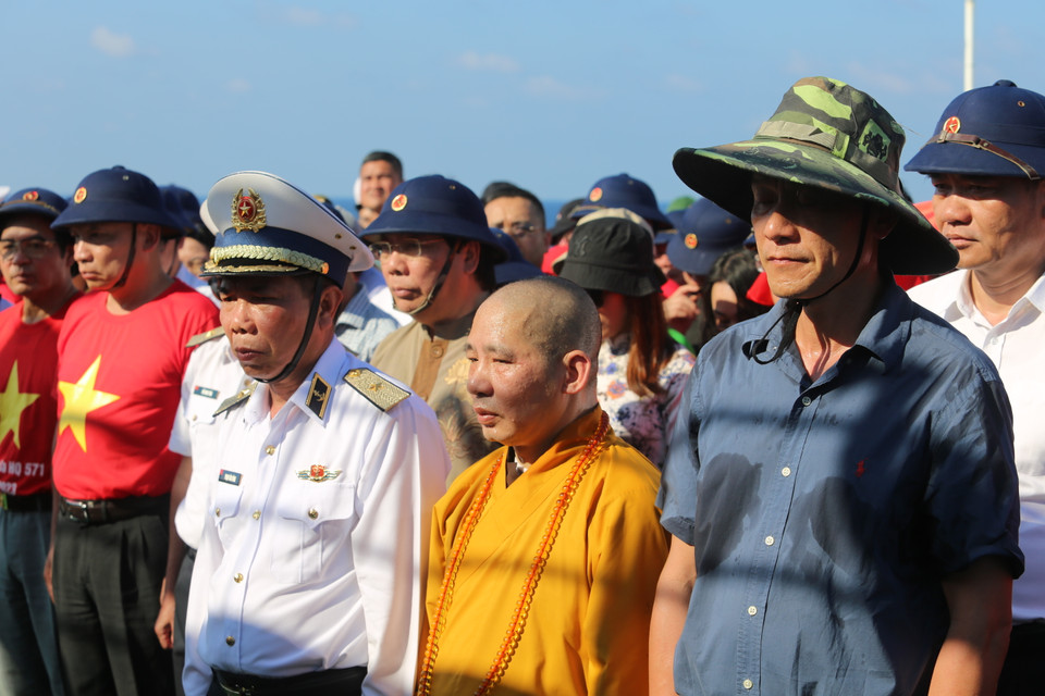 Đoàn công tác số 4/2023 tổ chức Lễ tưởng niệm các anh hùng liệt sỹ đã hy sinh trên quần đảo Trường Sa. (Ảnh: Hồng Sơn/Vietnam+)