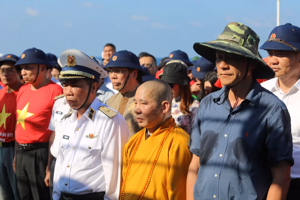 Đoàn công tác số 4/2023 tổ chức Lễ tưởng niệm các anh hùng liệt sỹ đã hy sinh trên quần đảo Trường Sa. (Ảnh: Hồng Sơn/Vietnam+)