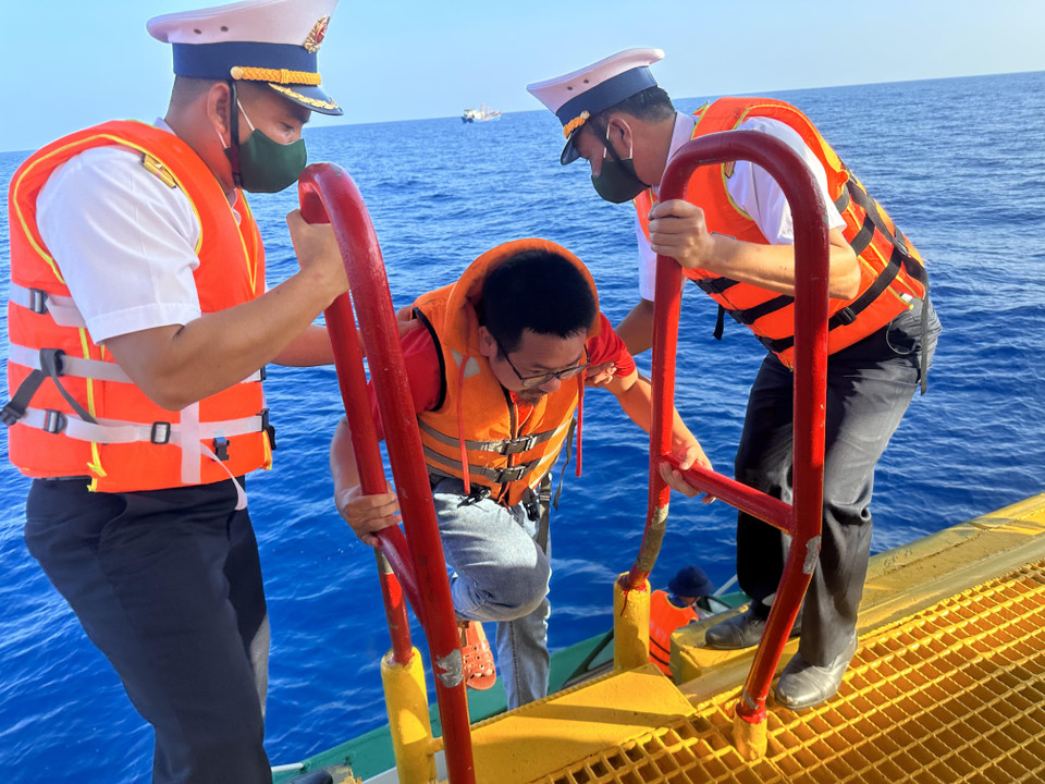 Cán bộ chiến sỹ hỗ trợ các thành viên đoàn công tác lên Nhà giàn. (Ảnh: Thùy Giang/Vietnam+)