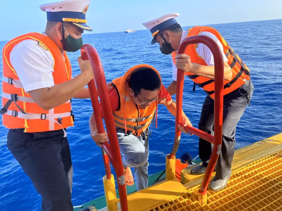 Cán bộ chiến sỹ hỗ trợ các thành viên đoàn công tác lên Nhà giàn. (Ảnh: Thùy Giang/Vietnam+)